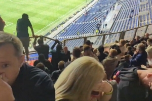 被法国警方用催泪瓦斯攻击！邮报：曼联球迷考虑针对此事进行起诉