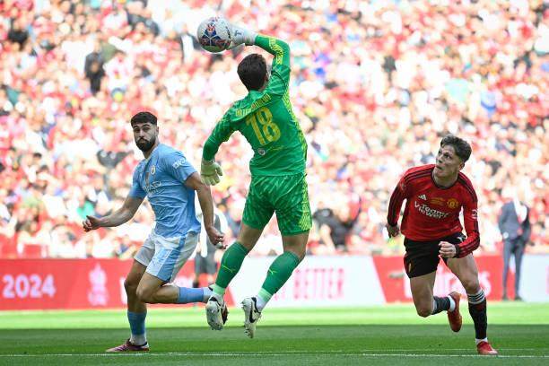 必发-滕哈赫完美部署赢得掌声，冠军能否让他留在曼联？