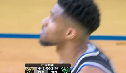 必发-暂停期间字母哥低头久久伫立在球场，随后缓缓走向替补席